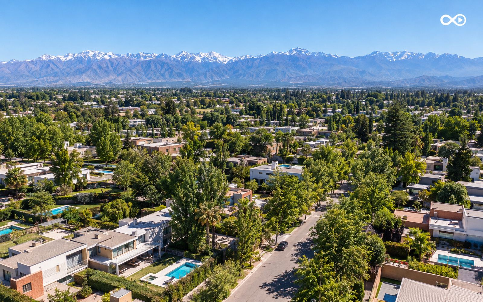 Vista aérea de un barrio de Mendoza con la cordillera de fondo